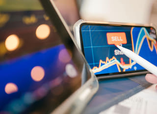 Trader am Multi-Market-Arbeitsplatz wertet Bitcoin-, Ethereum- und Forex-Optionen aus